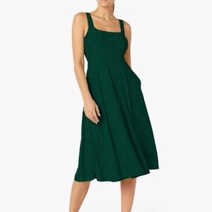 Beyond Yoga Featherweight At The Ready Square Neck Dress Size Small in Green